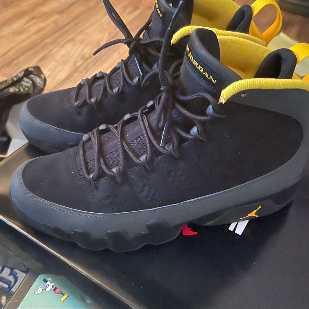 Air Jordan 9 RETRO Black/ University Gold
